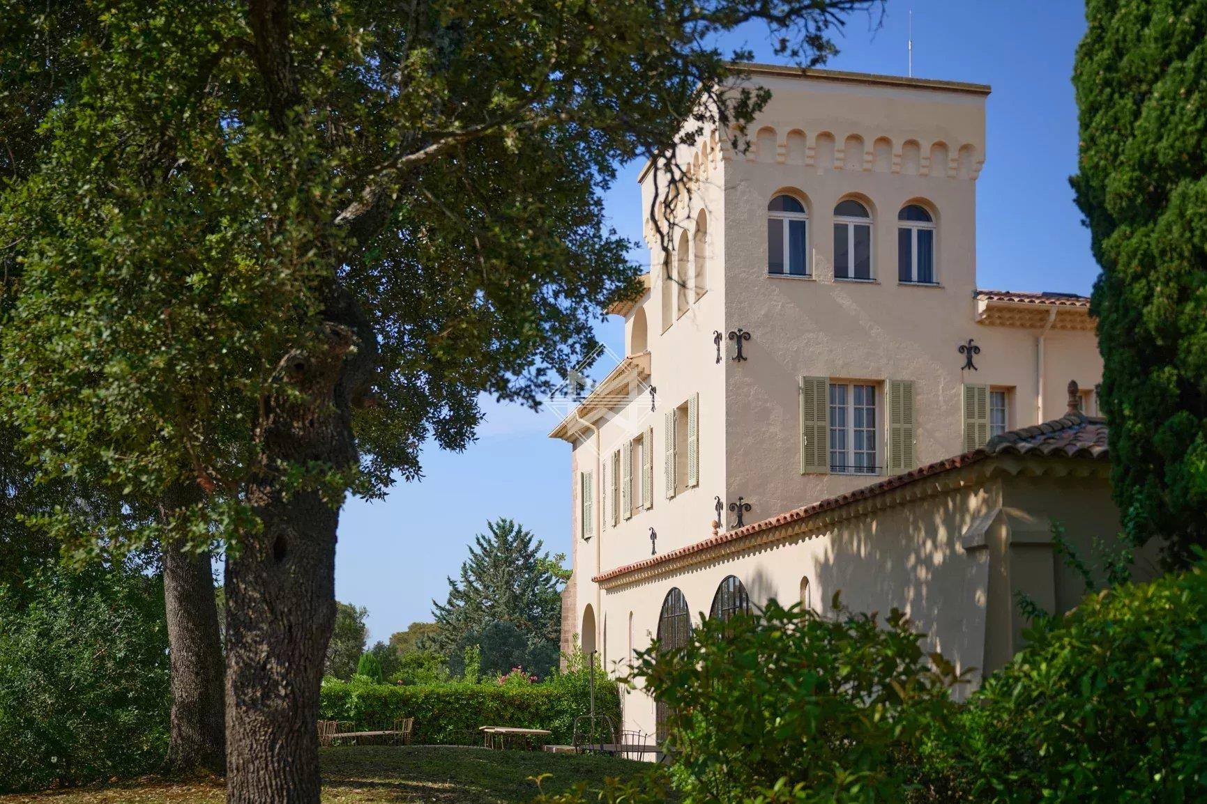 Maison à louer, 2000m², Fréjus