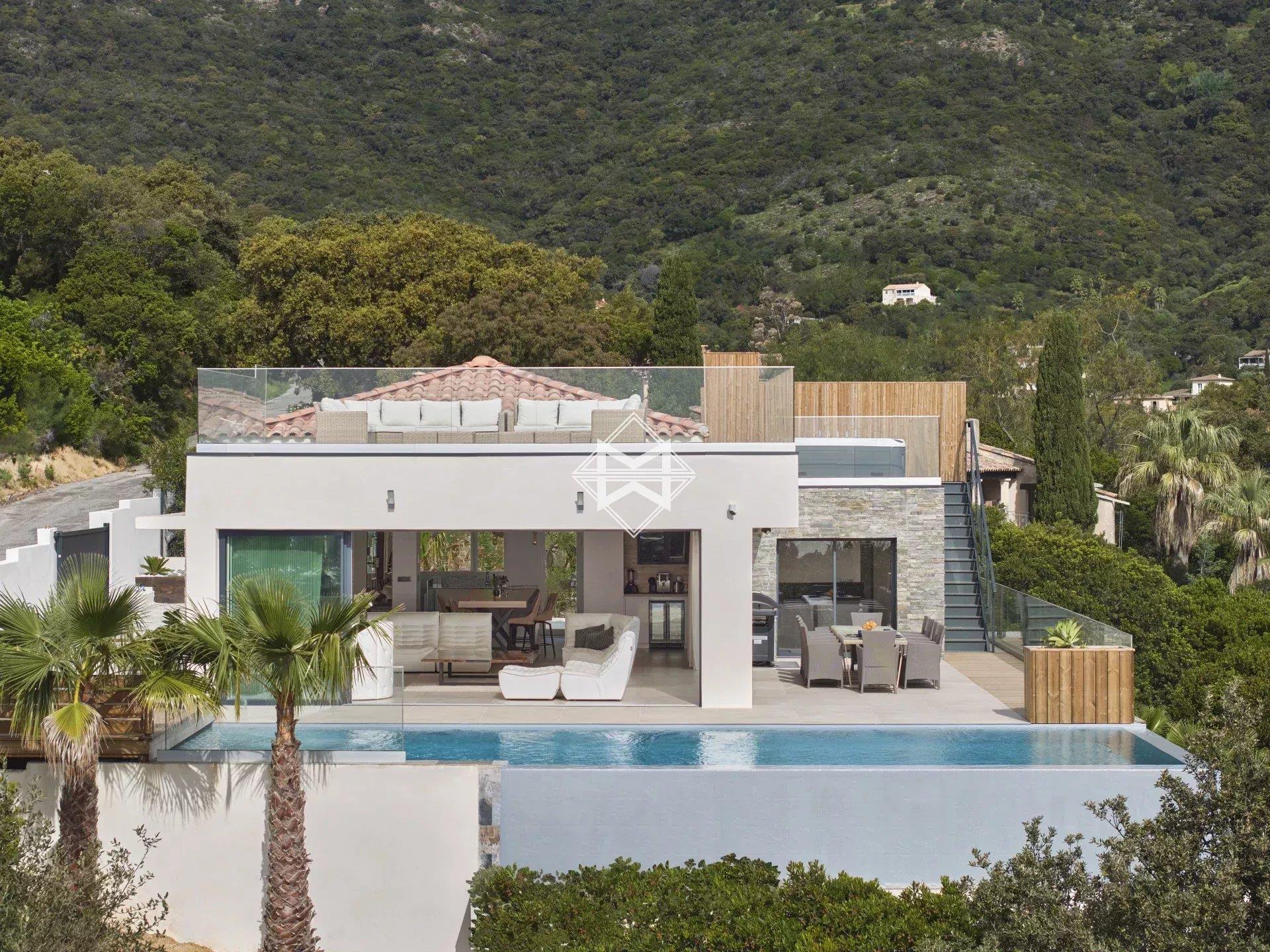 Très belle vue mer pour cette propriété neuve contemporaine au calme absolu