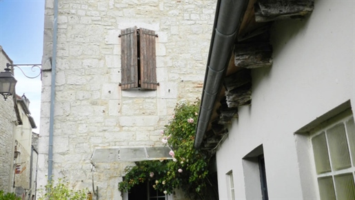 For sale in the centre of Gramat, old stone house, 4 bedrooms,
