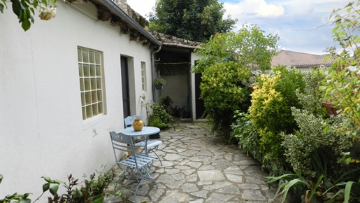 For sale in the centre of Gramat, old stone house, 4 bedrooms,