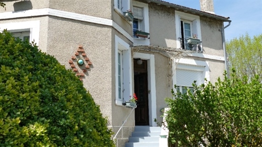 For sale House from 1920, 6 bedrooms, land 505m², shops in