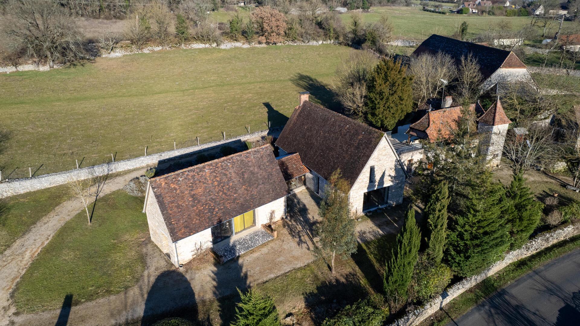 Characteristic stone building close to shops on over 3,000mÂ² of