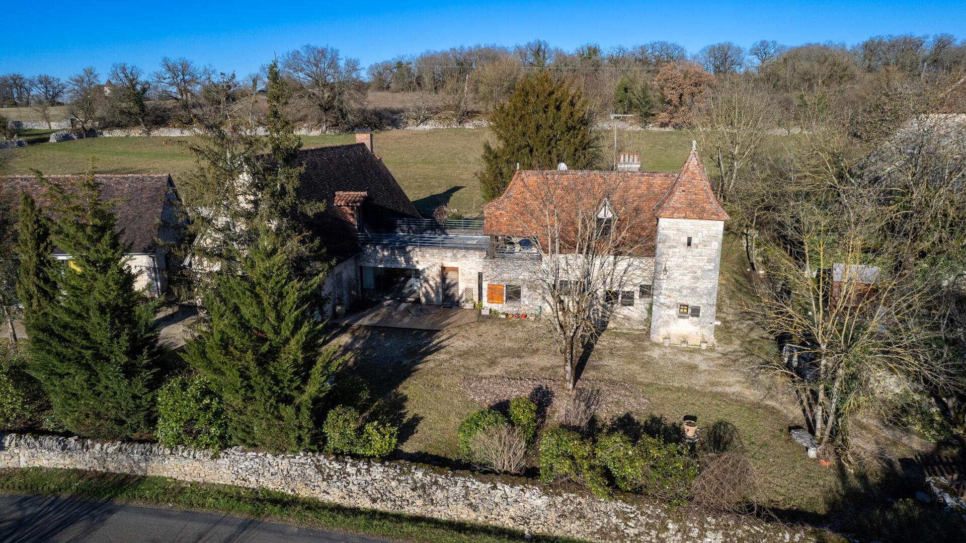 Characteristic stone building close to shops on over 3,000mÂ² of