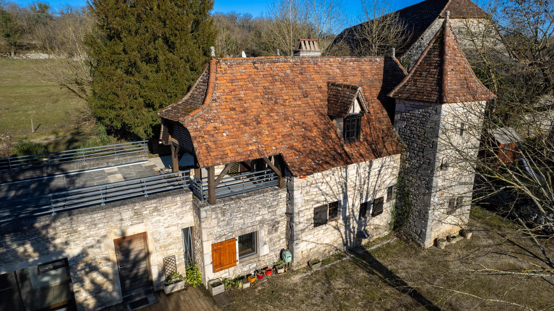 Characteristic stone building close to shops on over 3,000mÂ² of