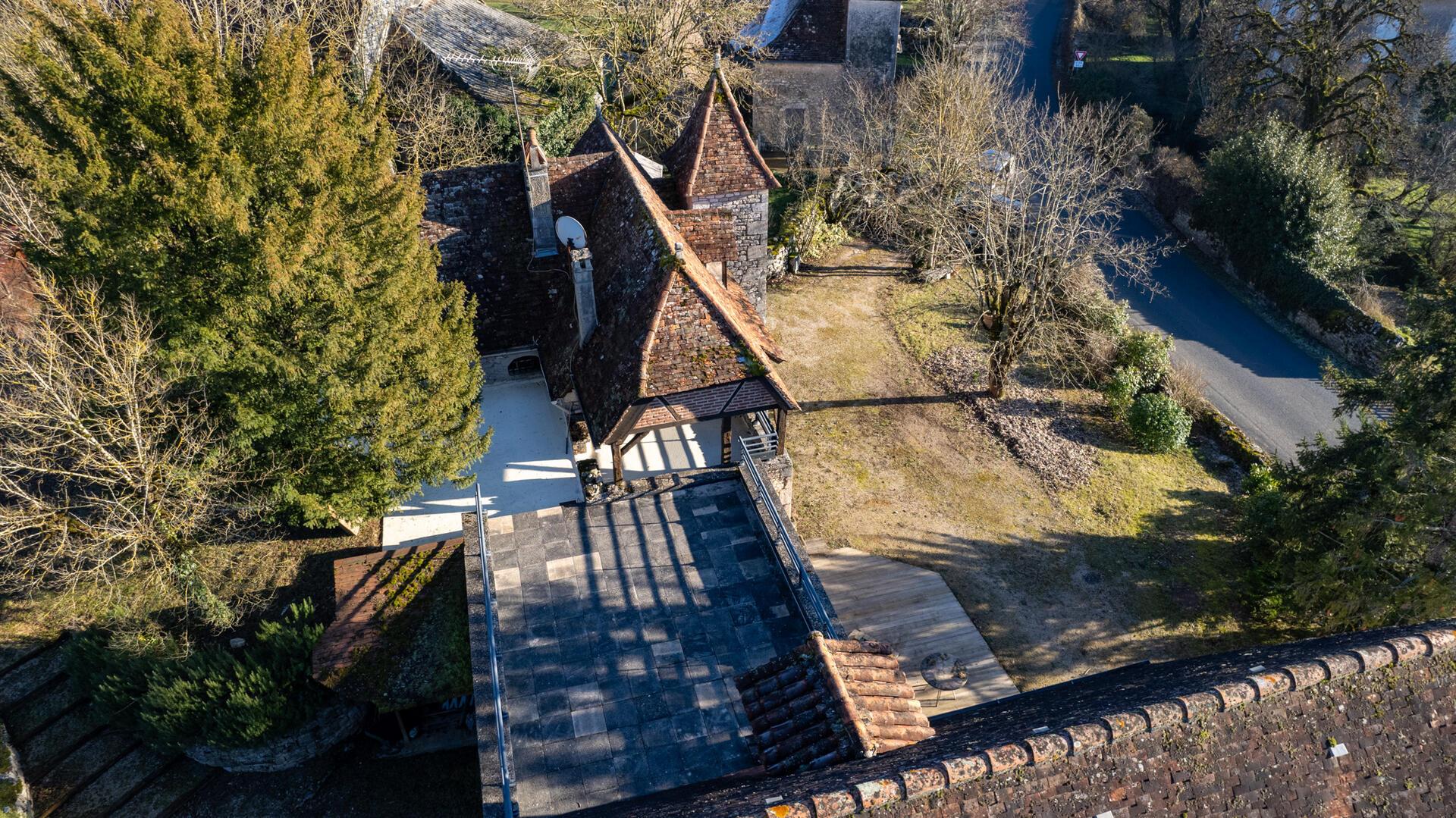 Characteristic stone building close to shops on over 3,000mÂ² of