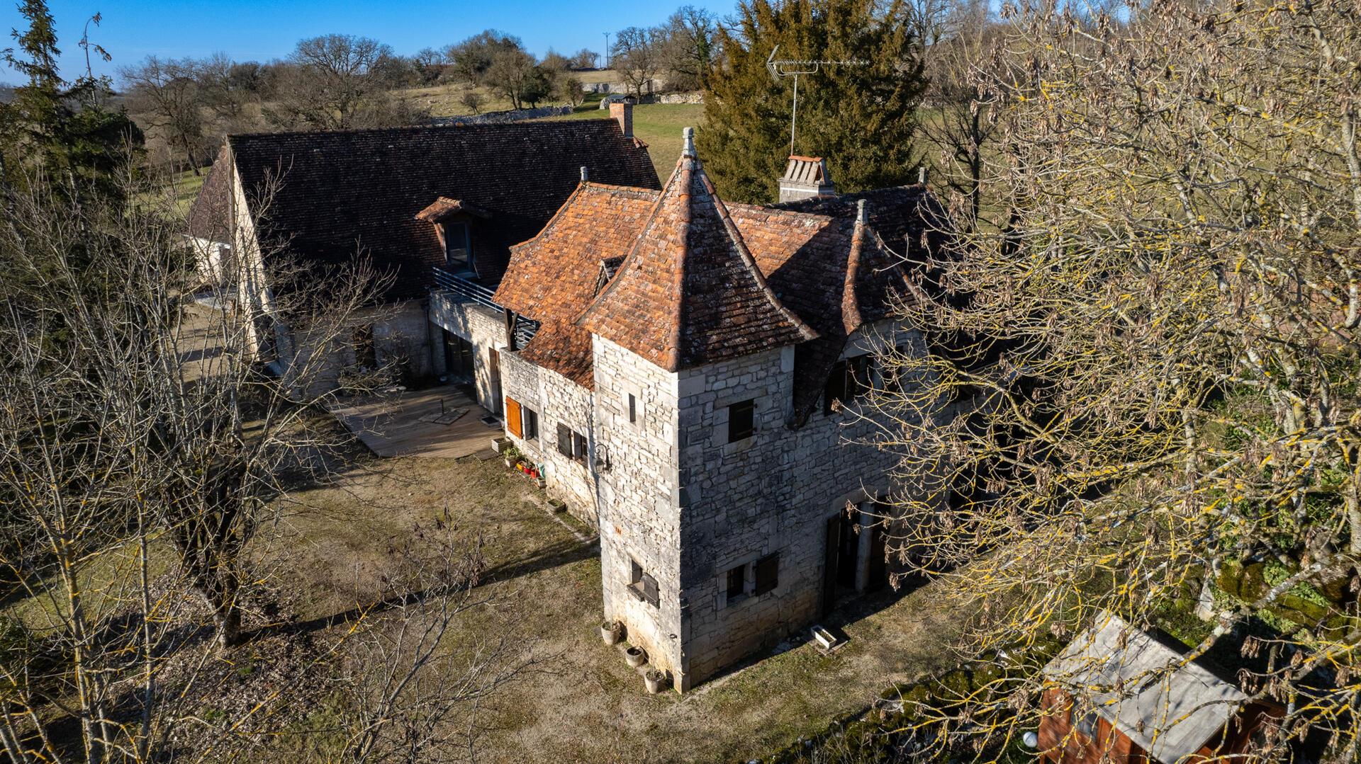 Characteristic stone building close to shops on over 3,000mÂ² of