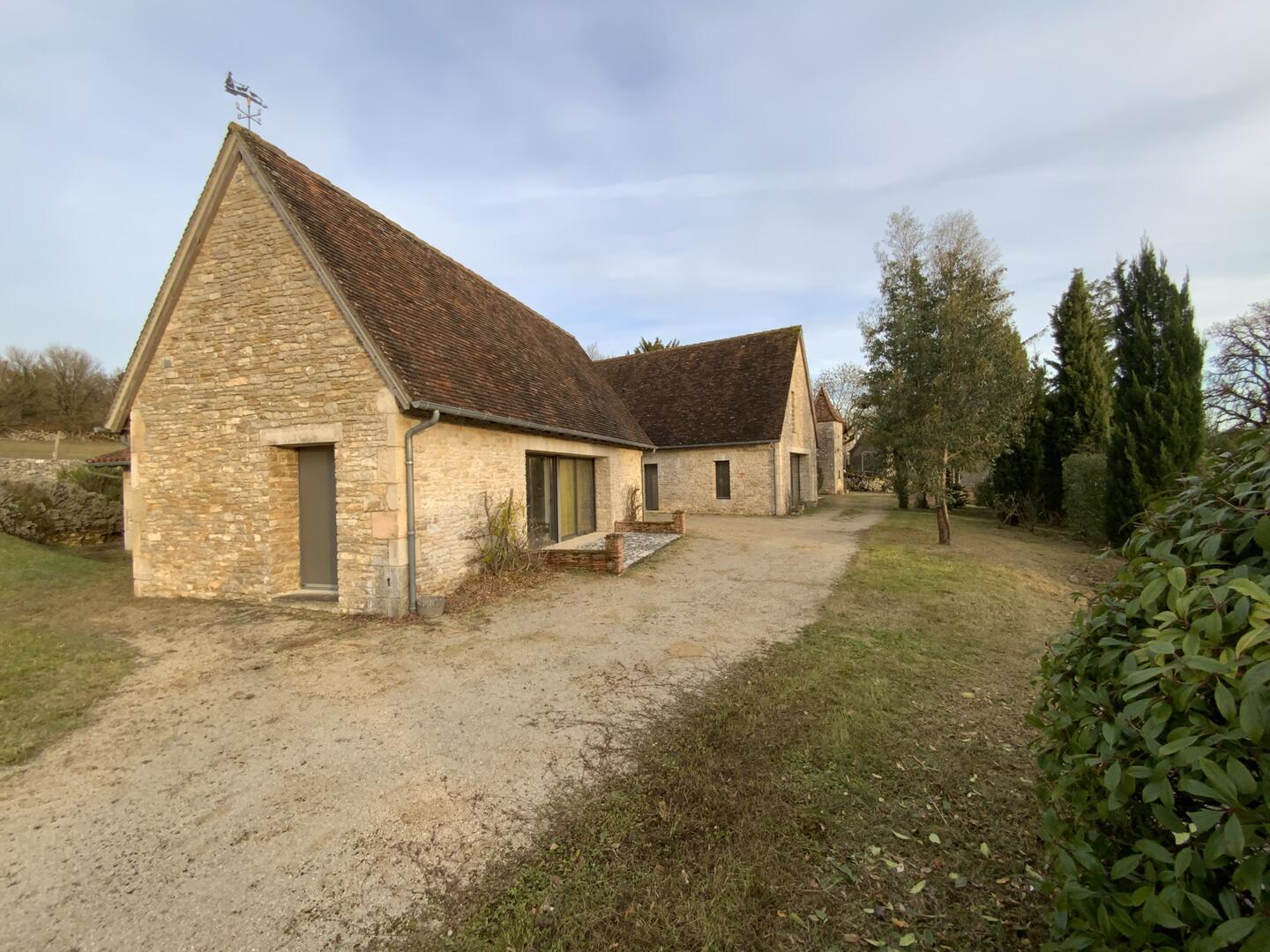 Characteristic stone building close to shops on over 3,000mÂ² of
