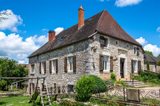 Gourdon Area - Beautiful and spacious stone house on 1023
