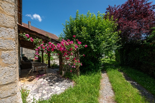 Jolie Maison de village en pierre avec pigeonnier, jardin et pis