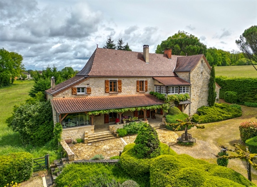 Gourdon area - Charming stone property on 10ha7 wooded