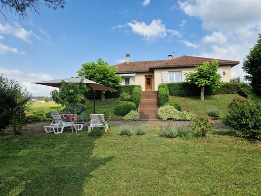 Figeac area - Large house on 2353 m² with trees close to the market