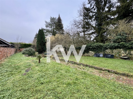 For sale: 8-room house with terrace and garden