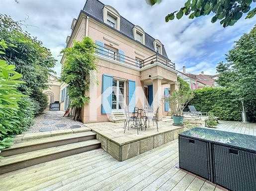 Magnificent house in Cergy Village Port