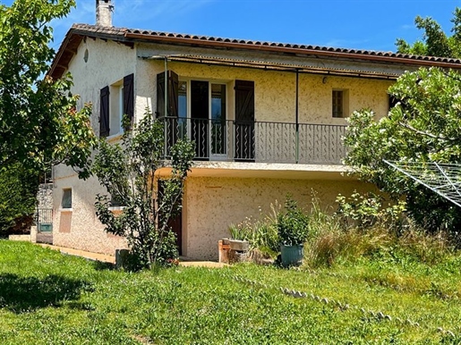 Lectoure, close to the town centre, traditional house with garage and beautiful garden