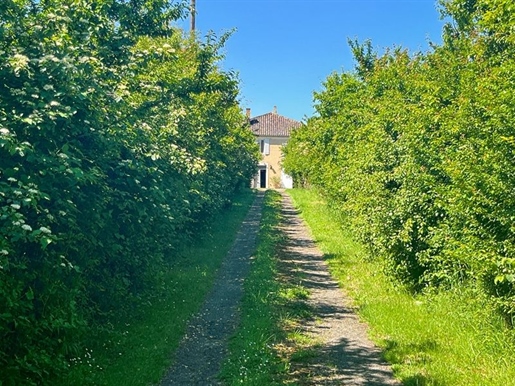 Lectoure, Maison de campagne de plus de 300 m² habitable avec terrain autour