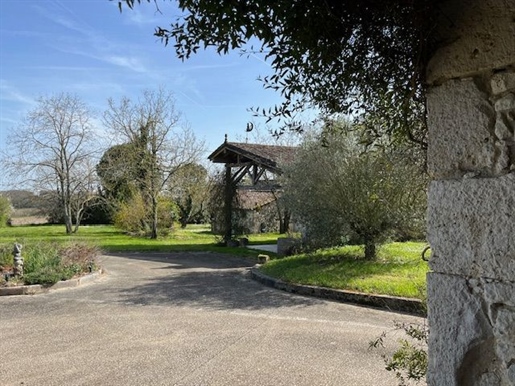 Dans un petit hameau paisible, maison en pierre restaurée avec dépendances, secteur Lectoure