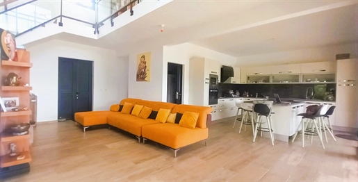 Architektenvilla von mehr als 149 m², errichtet auf einem Grundstück von 526 m²
