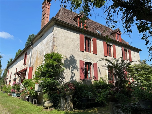 Mooi Béarnaise huis met twee onafhankelijke gîtes en twee hectare grond