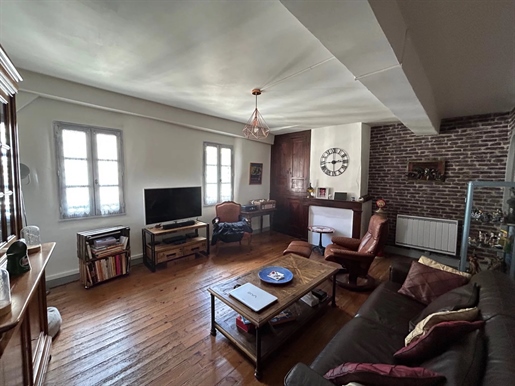 Pretty town house, tastefully renovated, a short walk from the town centre