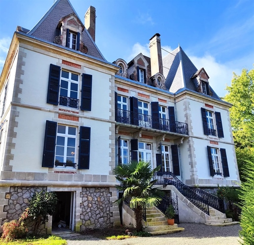 Superbe Château mit 4 Hektar Park und Prärie