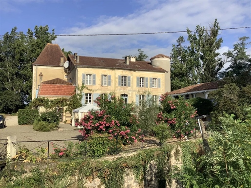 Schloss aus dem späten 17. Jahrhundert, eingebettet in 3 Hektar atemberaubender Wälder und Felder, 