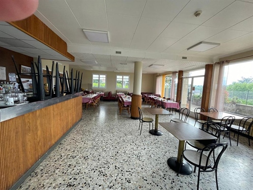 Grand Hotêl restaurant bar de 900m2 de surface habitable environ sur 3800m2 de terrain