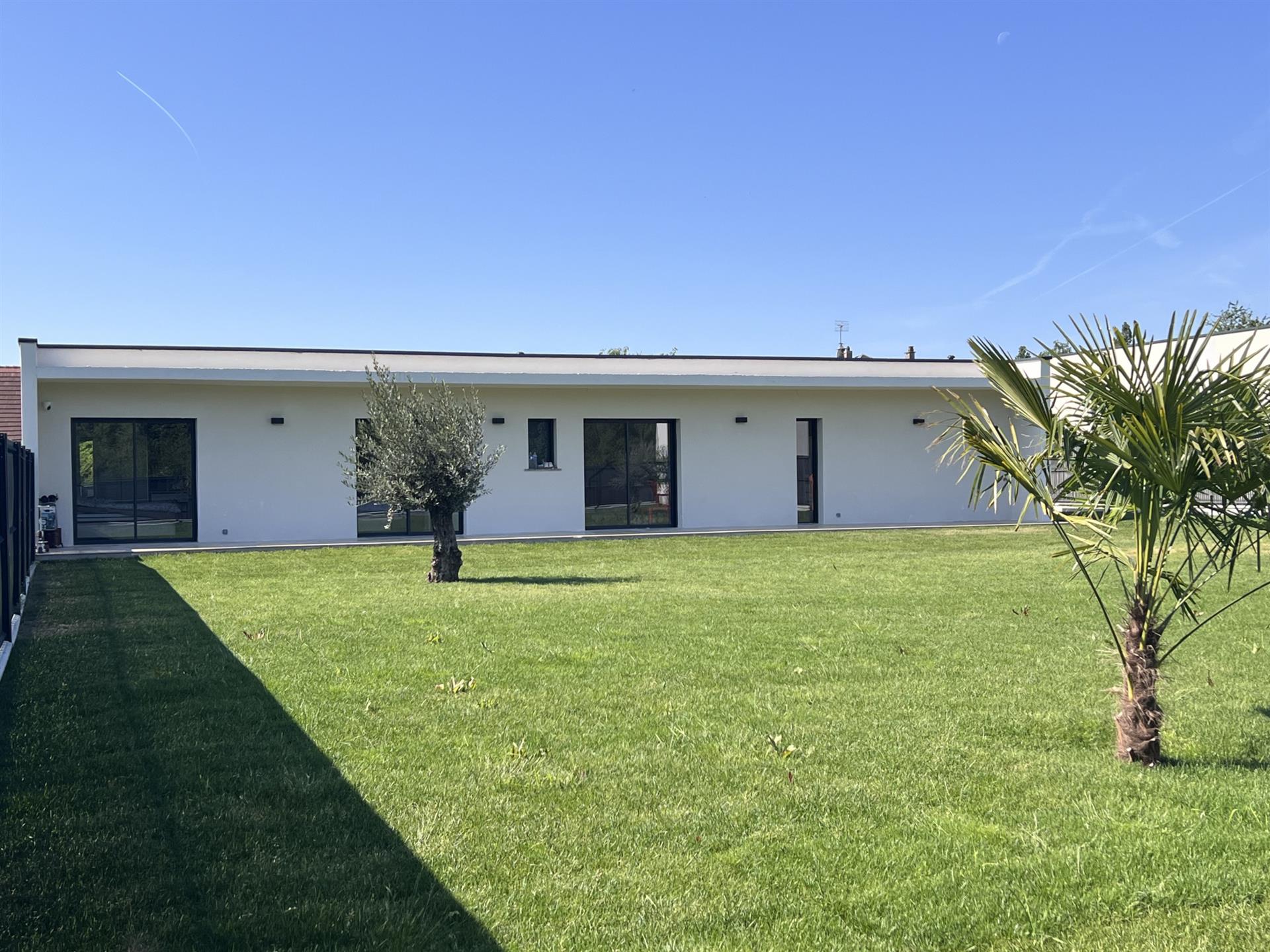 Eure-Et-Loir Department (28) Dreux + For Sale Single-Story Family House With Heated Pool