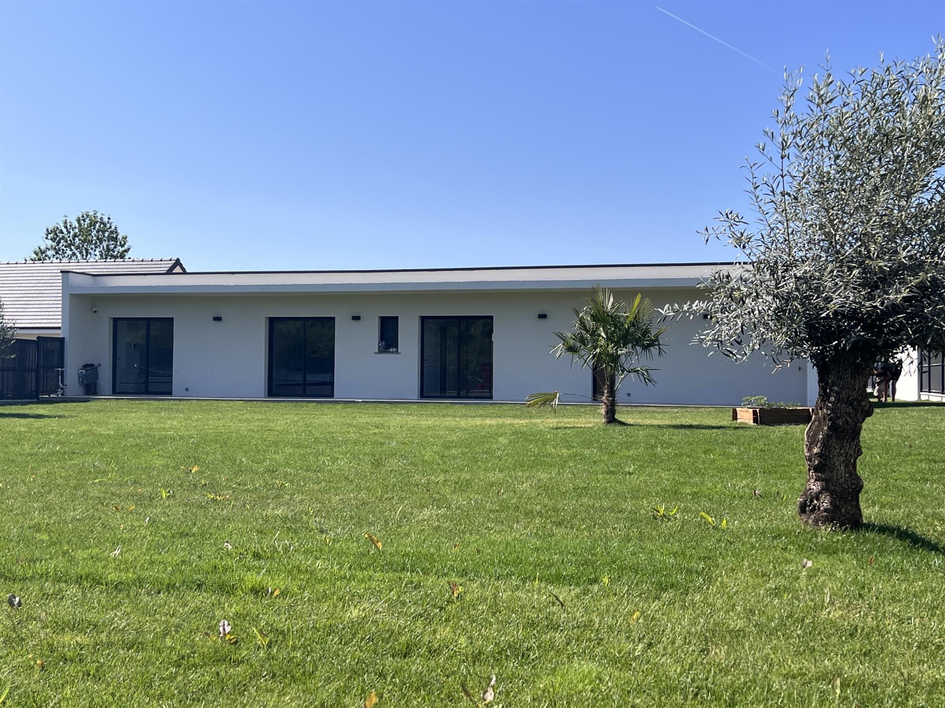 Eure-Et-Loir Department (28) Dreux + For Sale Single-Story Family House With Heated Pool