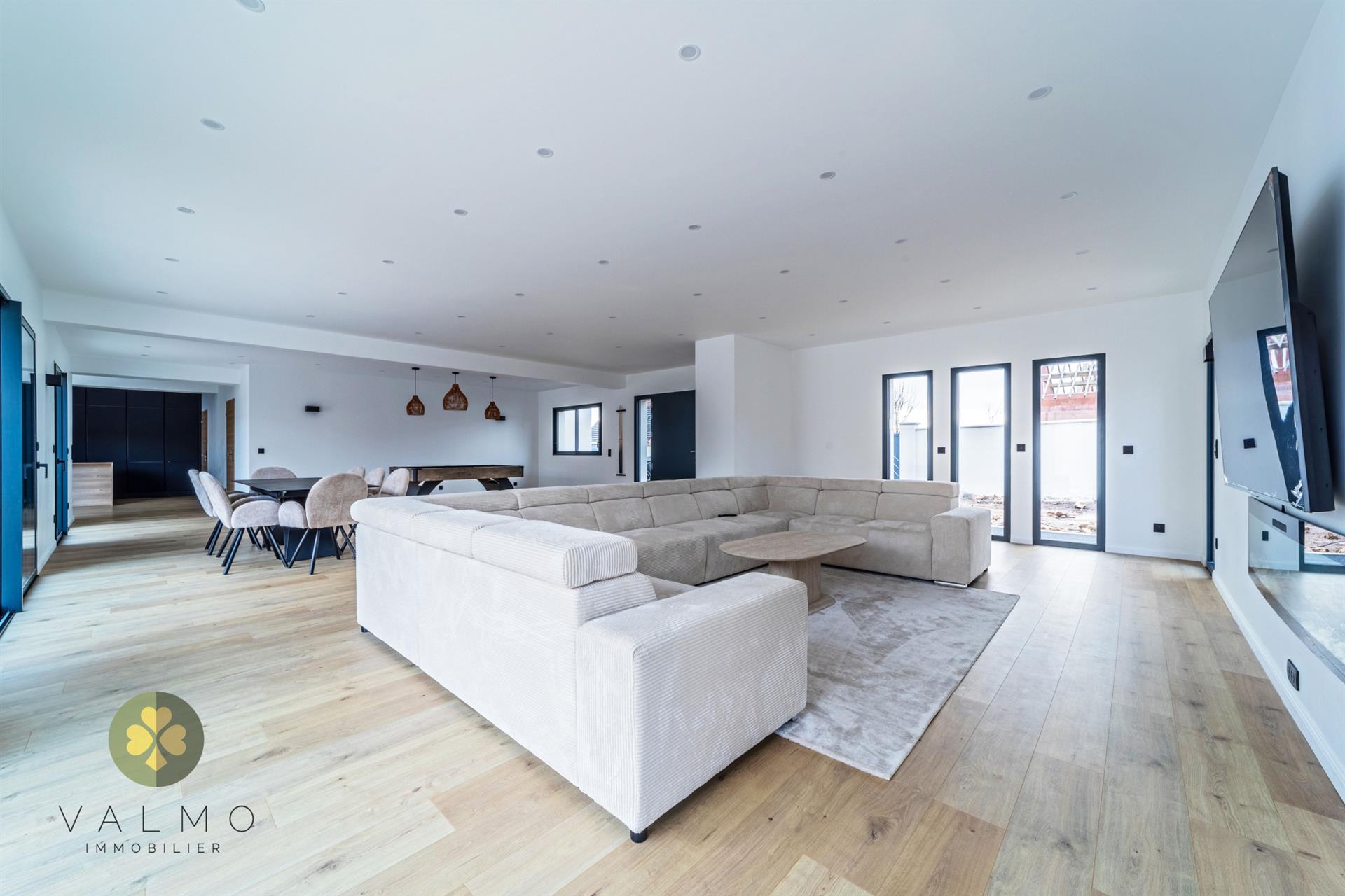 Eure-Et-Loir Department (28) Dreux + For Sale Single-Story Family House With Heated Pool