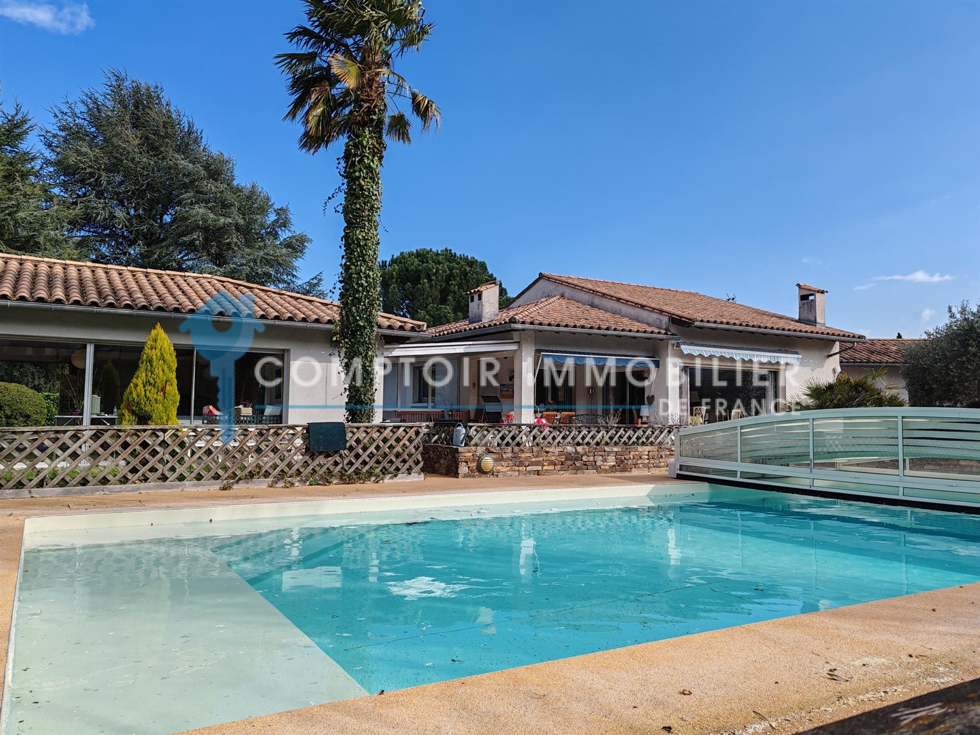For sale superb single-story villa - 6 rooms + outbuildings and indoor swimming pool