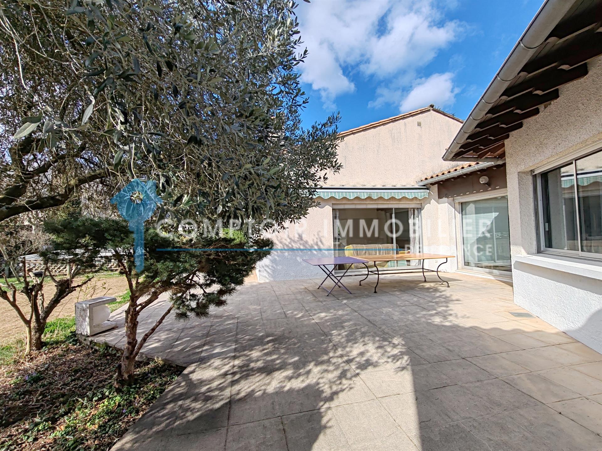 For sale superb single-story villa - 6 rooms + outbuildings and indoor swimming pool