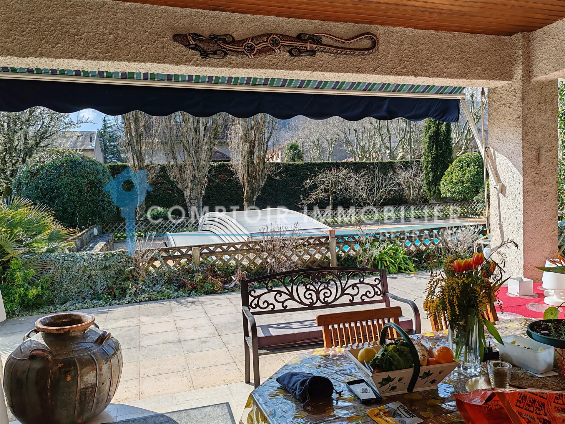 For sale superb single-story villa - 6 rooms + outbuildings and indoor swimming pool