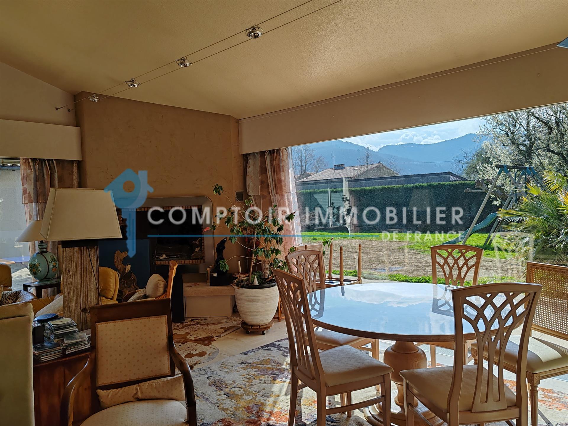 For sale superb single-story villa - 6 rooms + outbuildings and indoor swimming pool