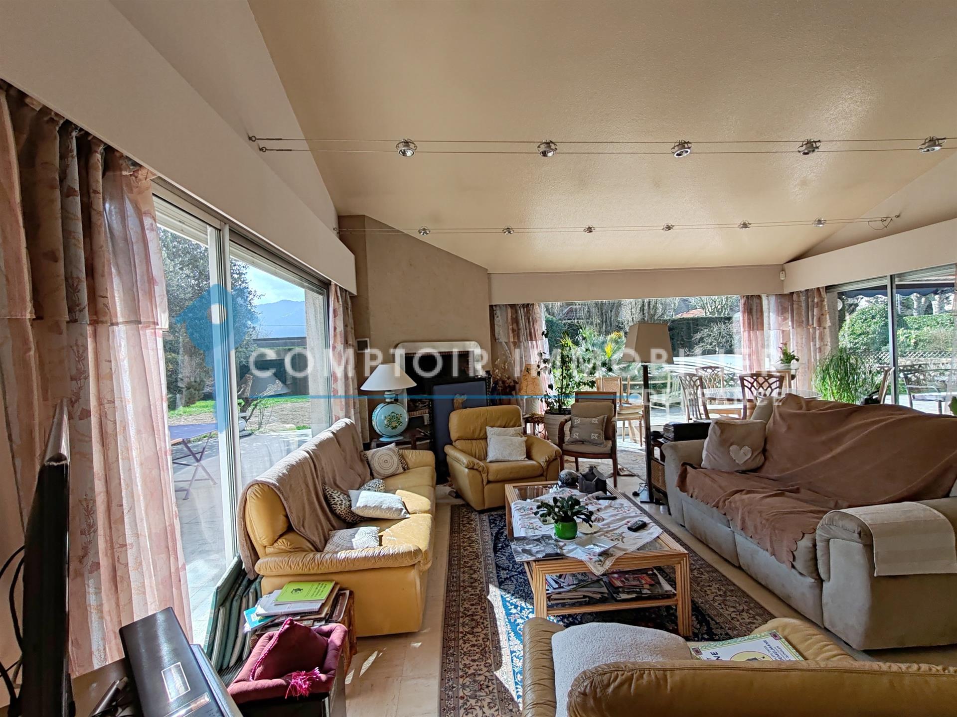 For sale superb single-story villa - 6 rooms + outbuildings and indoor swimming pool