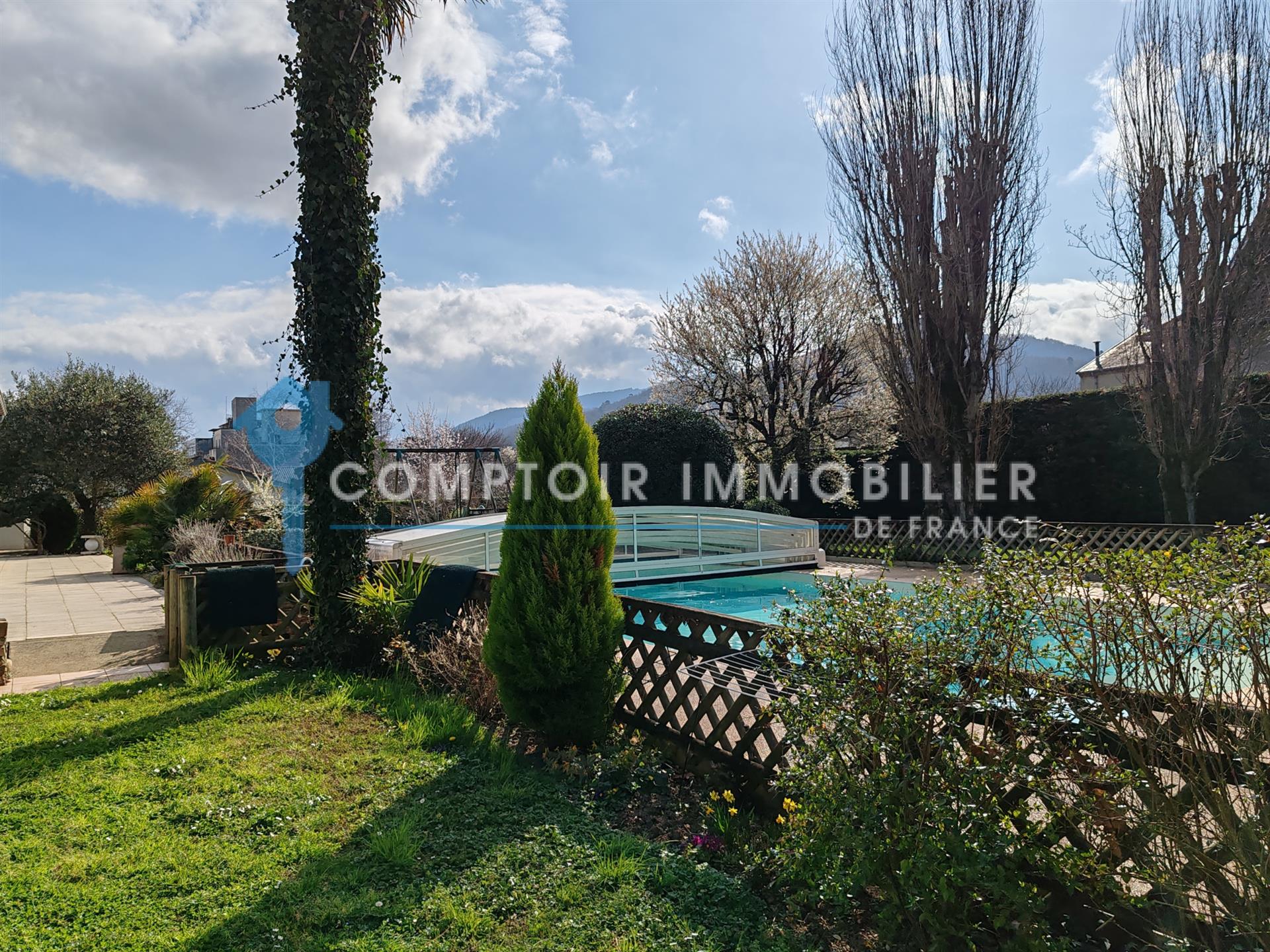For sale superb single-story villa - 6 rooms + outbuildings and indoor swimming pool