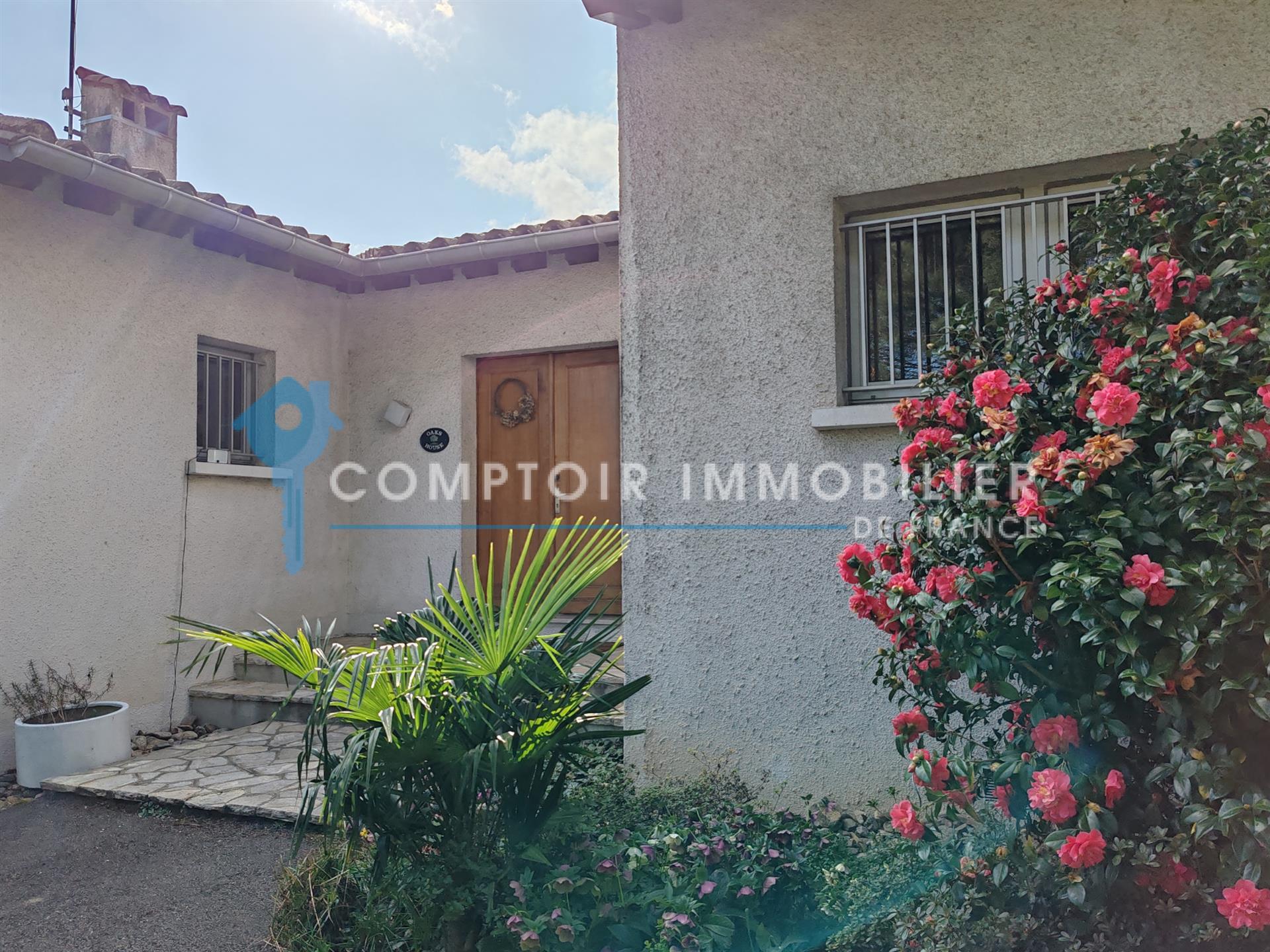 For sale superb single-story villa - 6 rooms + outbuildings and indoor swimming pool