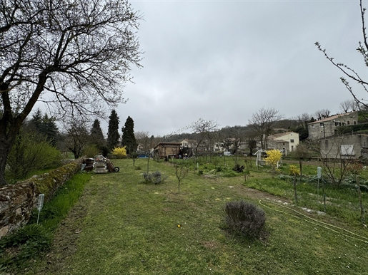 Casa de pueblo con casa rural y jardines.