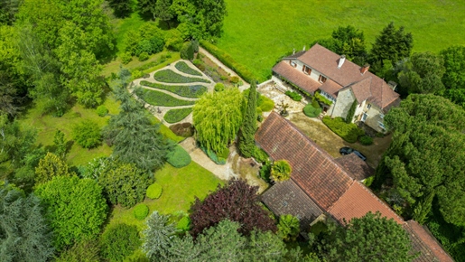 Gourdon area - Charming stone property on 10ha7 wooded