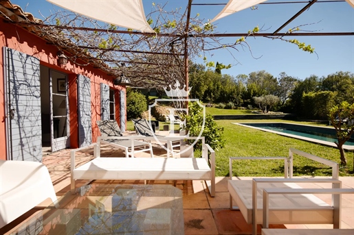 Sainte-Maxime: Villa rénovée de plain-pied situé dans un domaine privée