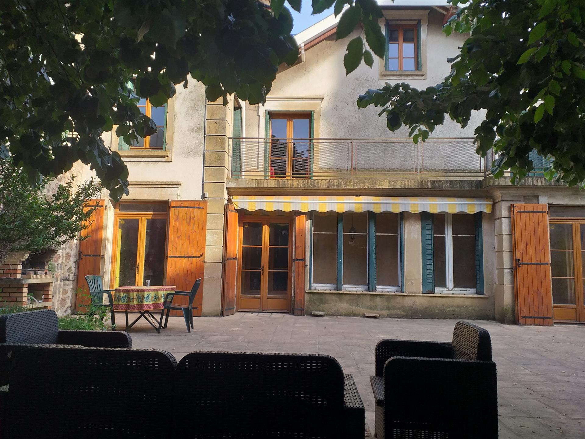 Maison bourgeoise avec élégance et caractère...