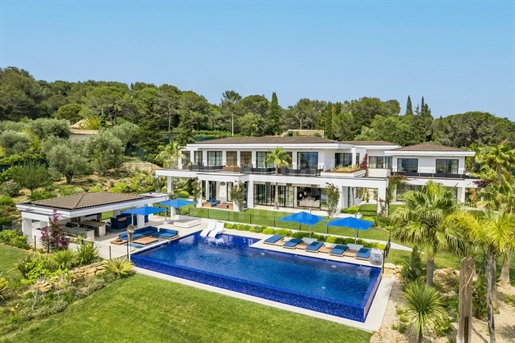 Castellaras: Eine beeindruckende moderne Villa mit Tennis und Panoramablick
