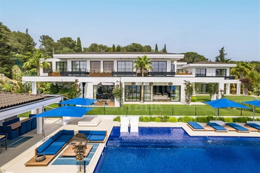 Castellaras: Eine beeindruckende moderne Villa mit Tennis und Panoramablick