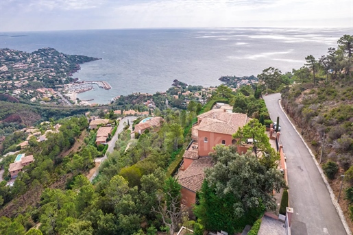 Theoule sur Mer : Une Superbe villa en sommet de colline avec piscine et vue mer panoramique