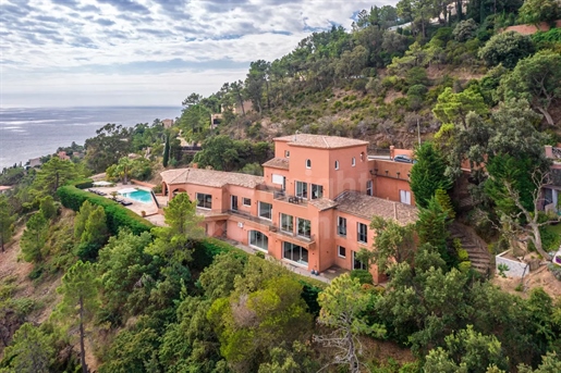 Theoule sur Mer : Une Superbe villa en sommet de colline avec piscine et vue mer panoramique