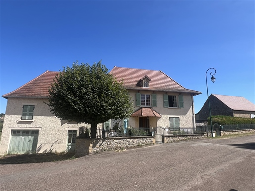 Maison dans village avec 2 logements cour, jardin, dépendances