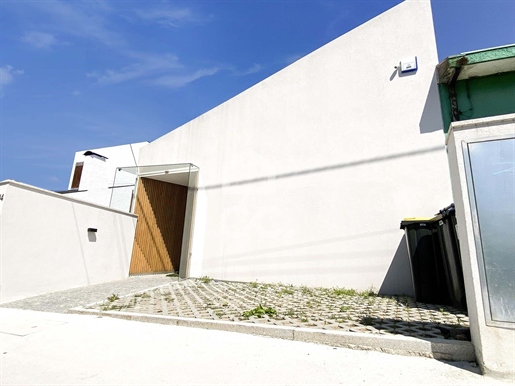 Maison avec mezzanine T2 + 1 avec terrasse à vendre à Águas Santas dans la région de Corim