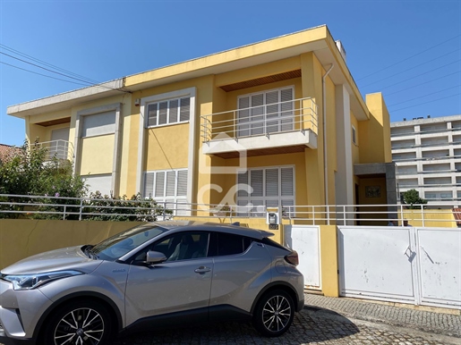 Casa T5 con tres frentes en venta, ubicada en Gueifães, Maia.