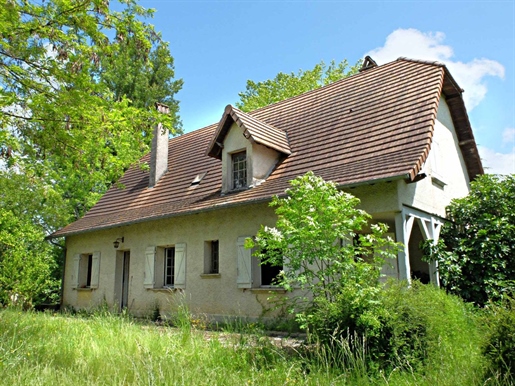 Maison traditionnelle avec piscine et grand jardin arboré