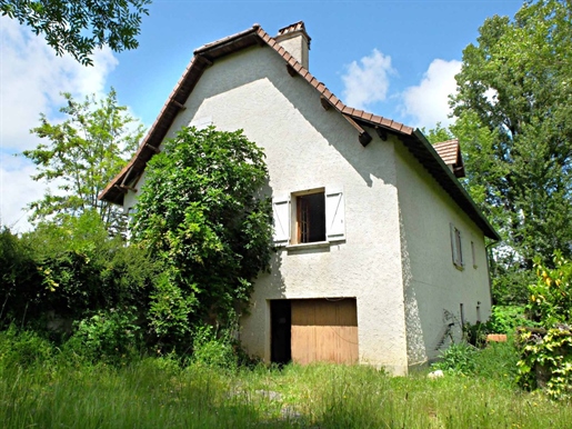 Maison traditionnelle avec piscine et grand jardin arboré