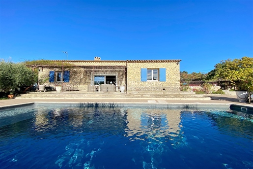Maison de hameau avec piscine et vue panoramique.